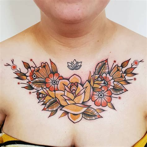 Tatouage femme poitrine